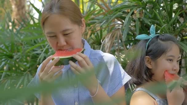 Zeitlupe Von Asiatischen Kind Mädchen Und Mutter Essen Köstliche Wassermelone — Stockvideo