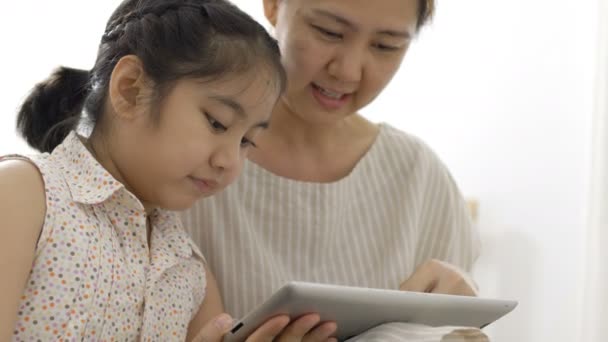 Happy Asiatiska Mor Och Dotter Leker Med Digital Tablett Tillsammans — Stockvideo