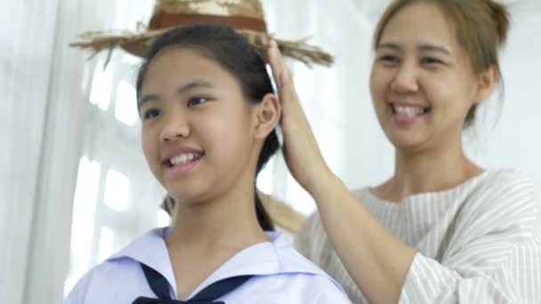 Slow Motion Asiatisk Mor Kamning Dotter Hår Innan Till Skolan — Stockvideo