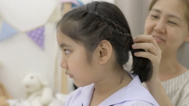 Slow Motion Asiatisk Mor Kamning Dotter Hår Innan Till Skolan — Stockvideo