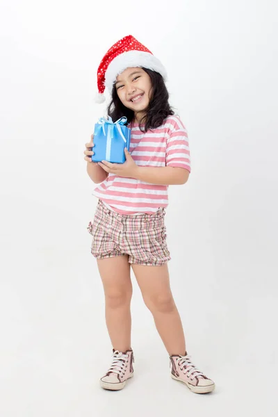 Pequeña chica asiática en Santa sombrero y caja de regalo azul aislado —  Fotos de Stock