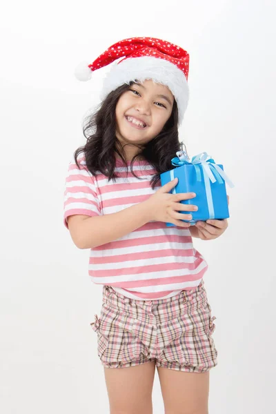 Menina asiática em chapéu de Santa e caixa de presente azul isolado — Fotografia de Stock