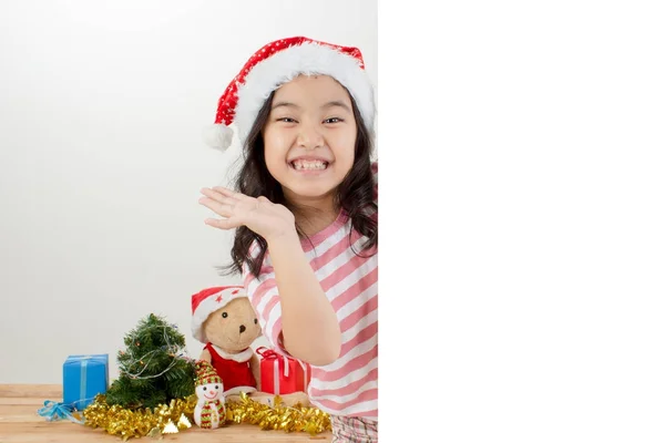 Feliz niño asiático en Santa sombrero sosteniendo tablero blanco con Christma —  Fotos de Stock