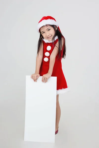 Retrato de pouco ásia menina no vermelho santa chapéu segurando branco boa — Fotografia de Stock