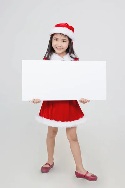 小亚洲女孩的画像在红色圣诞老人帽子藏品白色蟒蛇 — 图库照片