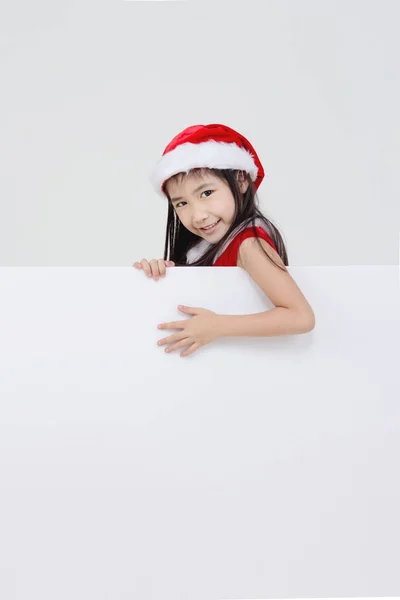 Retrato de pouco ásia menina no vermelho santa chapéu segurando branco boa — Fotografia de Stock