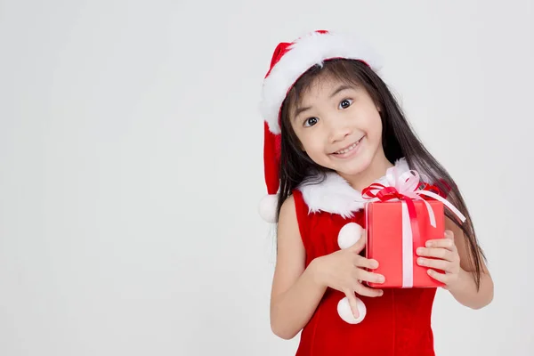 Boldog kis-ázsiai lány piros télapó ruha portréja — Stock Fotó