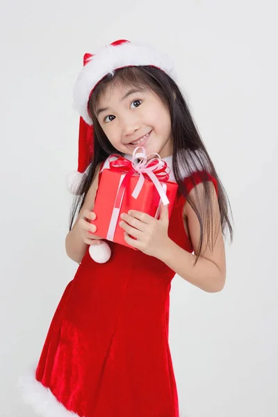 Портрет счастливой маленькой азиатки в красном платье Санты — стоковое фото