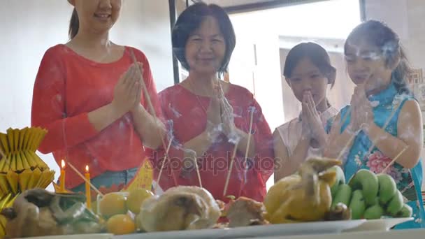 Família Asiática Feliz Orando Por Próspero Ano Novo Chinês Celebrações — Vídeo de Stock