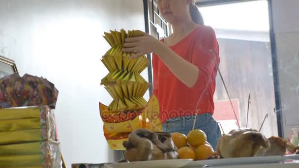 Asian Kobieta Modląc Się Zamożnych Chińskim Nowym Roku — Wideo stockowe