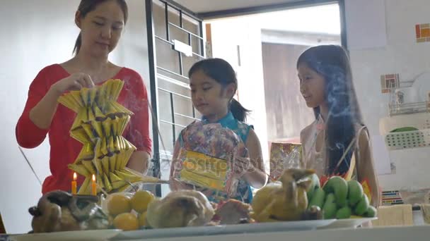 Asian Mother Daughter Praying Prosperous Chinese New Year — Stock Video