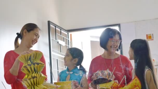 Família Asiática Feliz Orando Por Próspero Ano Novo Chinês Celebrações — Vídeo de Stock