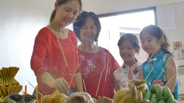 Família Asiática Feliz Orando Por Próspero Ano Novo Chinês Celebrações — Vídeo de Stock