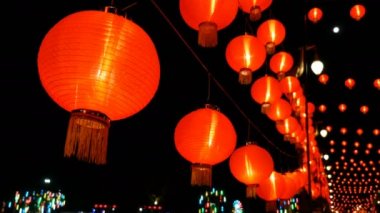 4k Çince Çin Yeni Yılı kutlamaları için dekore edilmiş gecede fenerler kağıt eğimli atış