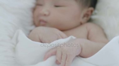 Asya bebek yumuşak bir battaniye var, yavaş çekim döşeme 4k yakın çekim