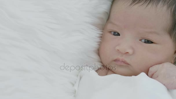 Gros Plan Bébé Asiatique Posé Sur Une Couverture Douce Tir — Video