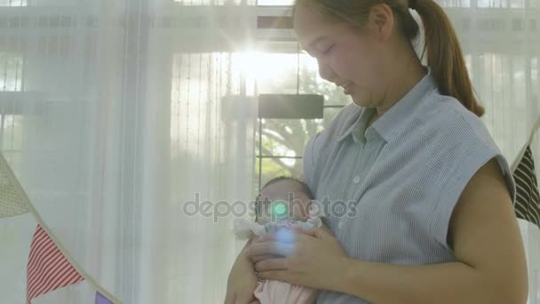 Câmera Lenta Mãe Asiática Feliz Abraçando Sua Filha Bebê Recém — Vídeo de Stock