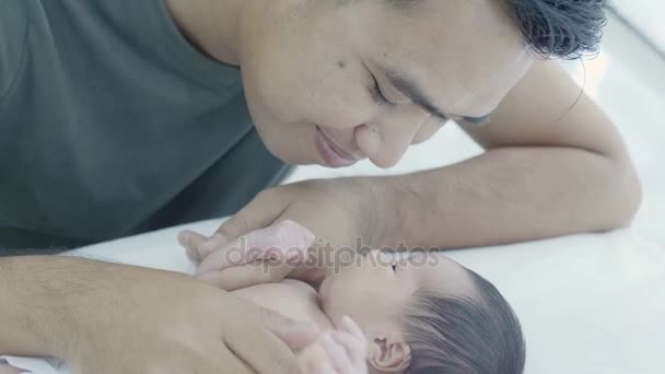 Câmera Lenta Feliz Mãe Asiática Abraçando Sua Filha Recém Nascida — Vídeo de Stock