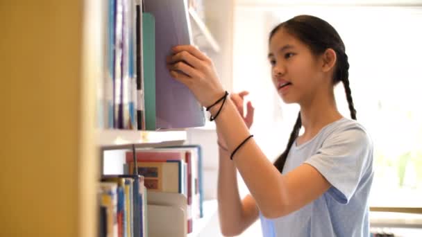 Asiatische Schüler Lesen Ein Buch Der Schulbibliothek Zur Inspiration Schießen — Stockvideo
