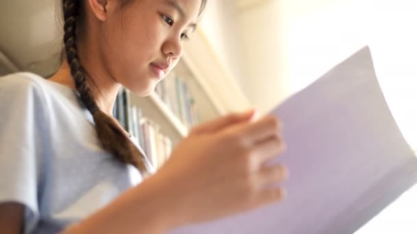 Studente Asiatico Che Legge Libro Nella Biblioteca Della Scuola Ispirazione — Video Stock