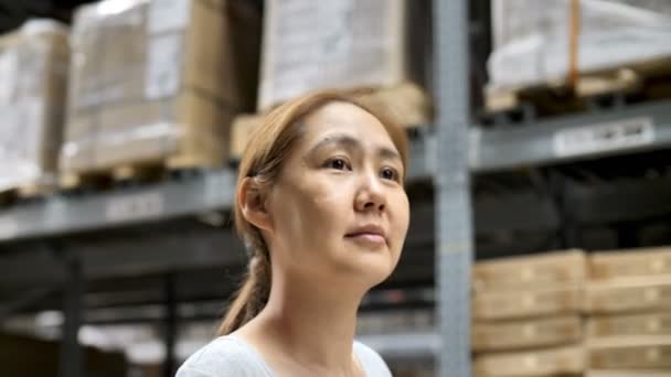 慢动作亚洲妇女乘坐购物车穿过仓库 选择新家具 — 图库视频影像