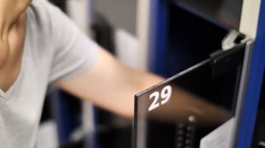 4k yakın soyunma anahtarla açma ve şeyler alarak kadının el kadar