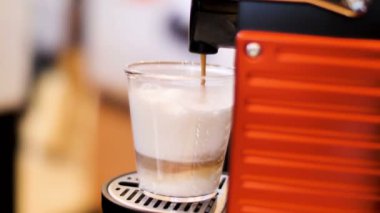 4k: Closeup latte macchiato hazırlık kapsül kahve makinesi