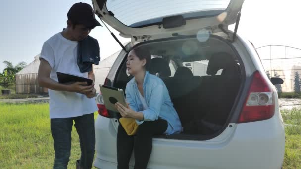 Agricultor Asiático Inteligente Sentado Coche Uso Tableta Digital Para Acceso — Vídeos de Stock