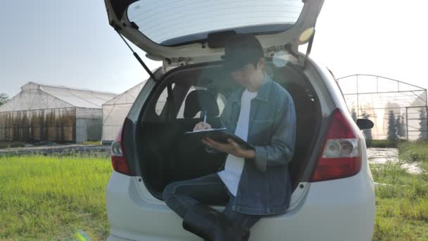 Hombre Asiático Agricultor Comprobar Calidad Planta Coche Propietario Granja Registrando — Vídeo de stock