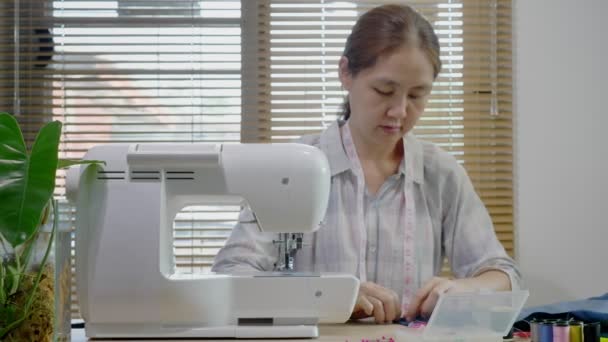 Dolly Sparato Una Donna Asiatica Che Lavorava Negozio Abbigliamento Asiatico — Video Stock