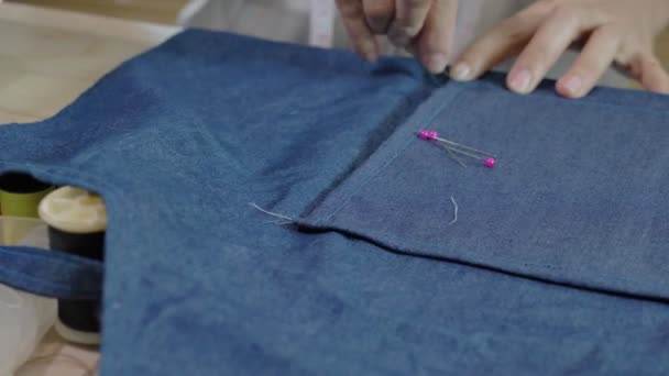 Close Mani Asiatico Donna Making Clothes — Video Stock