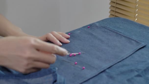 紧紧抓住亚洲女人做衣服的手 — 图库视频影像