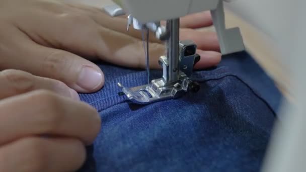 ワークショップでミシンでアジアの女性の手の縫製ドレスを閉じます — ストック動画
