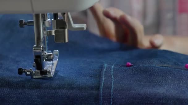 ワークショップでミシンでアジアの女性の手の縫製ドレスを閉じます — ストック動画