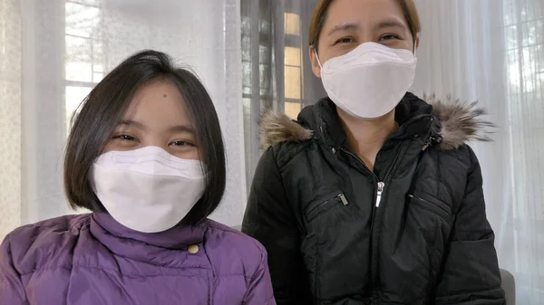 Glad Asiatisk Familj Med Mask För Virusskydd Asiatiska Människor Stannar — Stockfoto