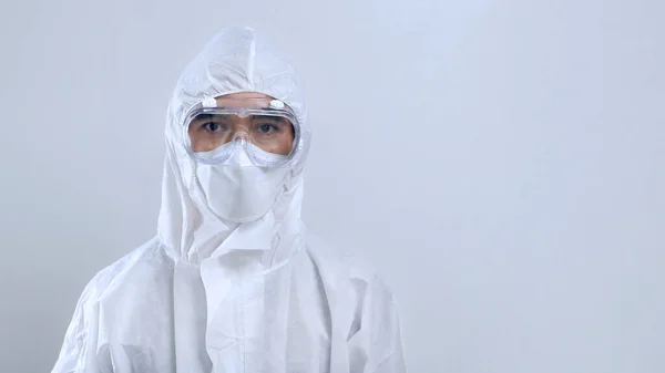 顔マスクと眼鏡を身に着けている保護Ppeスーツで肖像自信に満ちたアジアの医師 — ストック写真