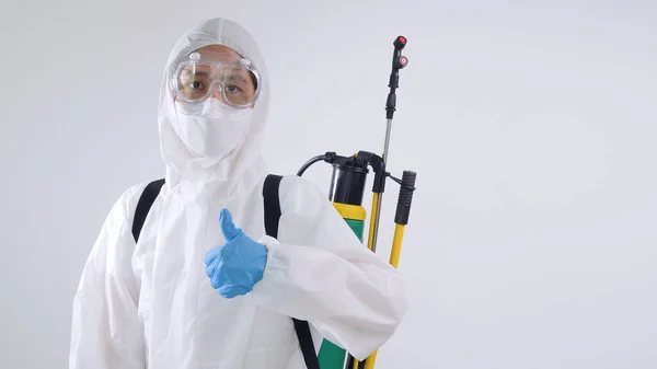 Азиатские Вирусологи Носят Костюм Сиз Используют Химическое Оборудование Распыления Очистки — стоковое фото
