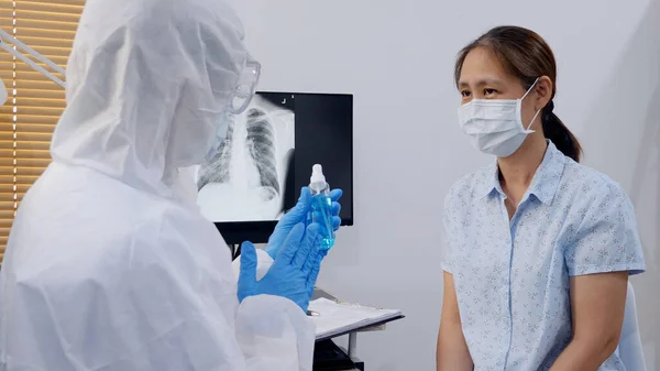 Азиатский Врач Защитном Костюме Сиз Маске Лица Очках Объясняет Пациентке — стоковое фото