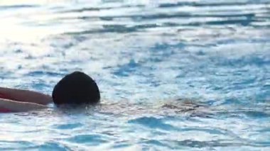 Asyalı çocuk havuzda oynarken ,