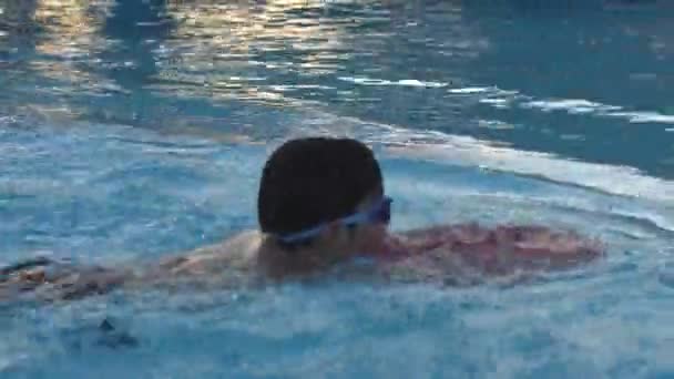 Aziatische kind spelen in het zwembad , — Stockvideo