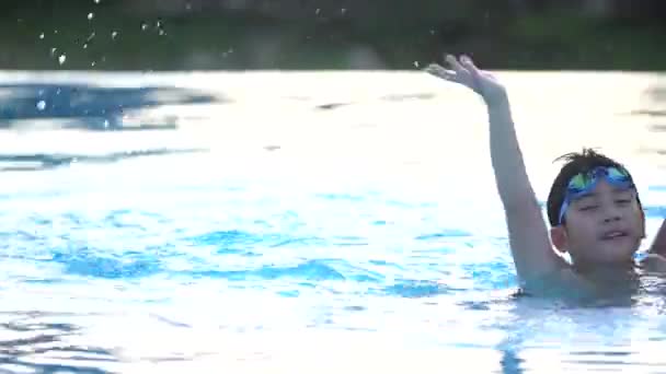 Feliz asiático familia jugando en piscina — Vídeo de stock