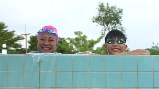 Feliz asiático familia jugando en piscina — Vídeo de stock