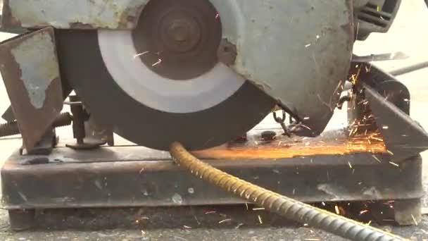 Kesme inşaat demiri ağır çekim — Stok video