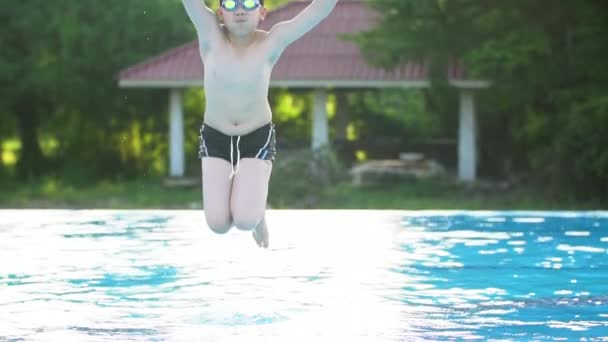 Повільному молодих азіатських хлопчика весело біля басейну, щасливі азіатських дитина грав в басейн. — стокове відео