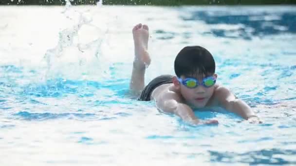 Lento movimento de Jovem Asiático menino se divertindo na piscina, feliz asiático criança jogando na piscina . — Vídeo de Stock