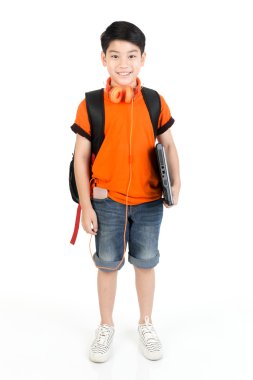 Dizüstü bilgisayar kullanarak mutlu Asyalı çocuk .