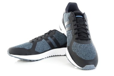 Koşu ayakkabıları, beyaz arka plan üzerinde izole