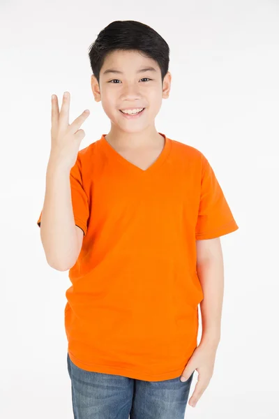 Foto de adorável jovem feliz asiático menino olhando para câmera — Fotografia de Stock