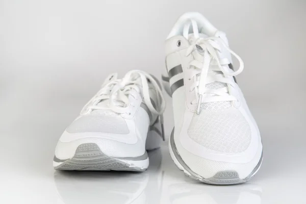 Zapatillas de running, aisladas sobre fondo gris —  Fotos de Stock