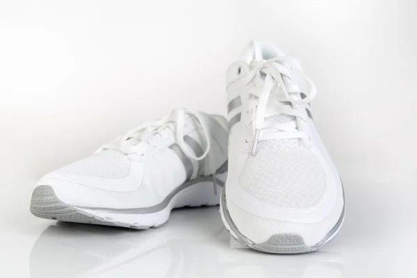 Zapatillas de running, aisladas sobre fondo gris —  Fotos de Stock